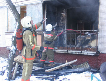 Пожарники ликвидируют пожар на Дубнинской улице